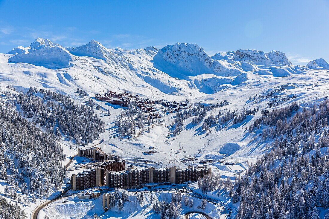 Frankreich, Savoyen, Vanoise-Massiv, Tal der Haute Tarentaise, La Plagne, Teil des Paradiski-Gebiets, Blick auf Plagne Bellecote und Belle Plagne, (Luftaufnahme)