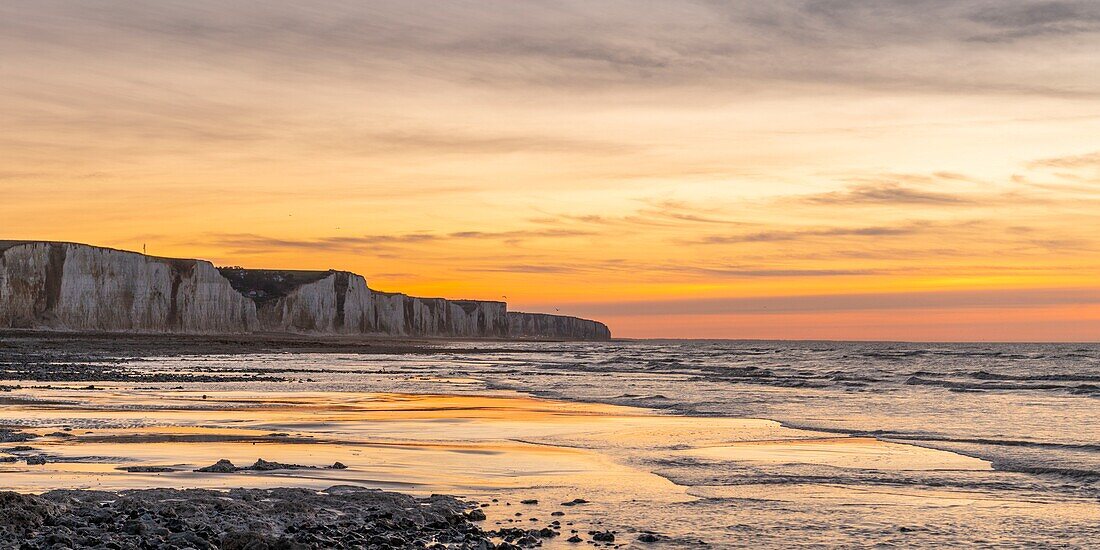 Frankreich, Somme, Somme-Bucht, Picardie-Küste, Ault, Dämmerung auf den Klippen