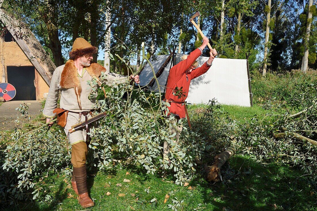 Frankreich, Calvados, Herouville Saint Clair, Domaine de Beauregard, Geschichtspark Ornavik, Rekonstruktion eines Wikingerlagers aus dem Jahr 1000, Raum aus Zelten, die die Wikinger auf einer Expedition mitnahmen