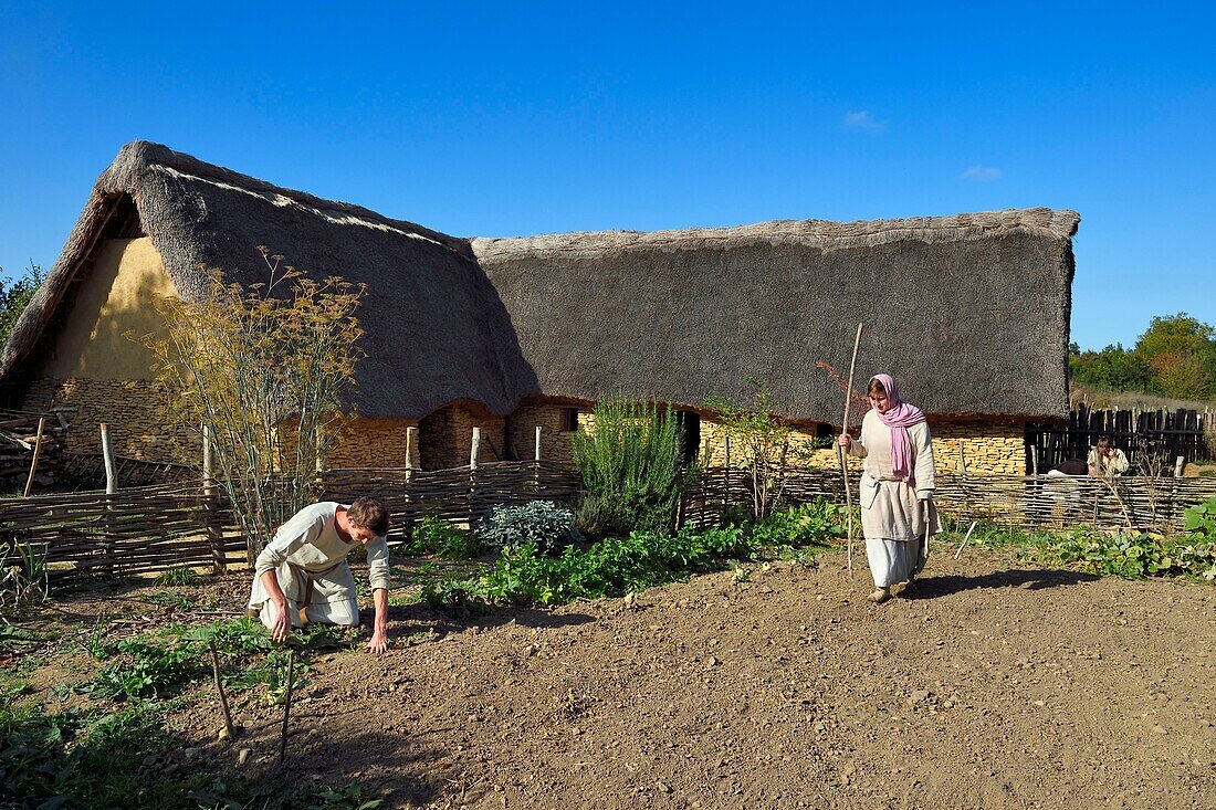 Frankreich, Calvados, Herouville Saint Clair, Domaine de Beauregard, Geschichtspark Ornavik, Rekonstruktion eines karolingischen Dorfes mit seinen Handwerkern und Bauern, der große Bauernhof