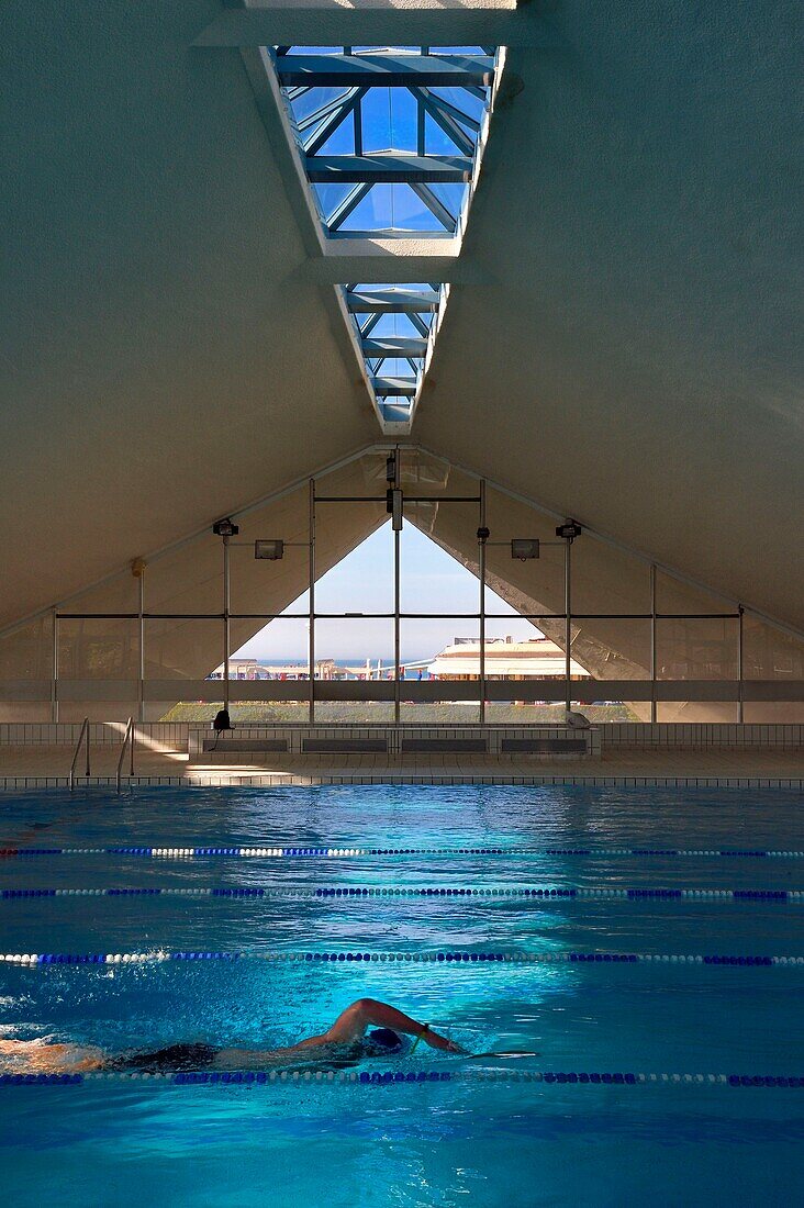 Frankreich, Calvados, Pays d'Auge, Deauville, Olympisches Schwimmbad des Architekten Roger Taillibert