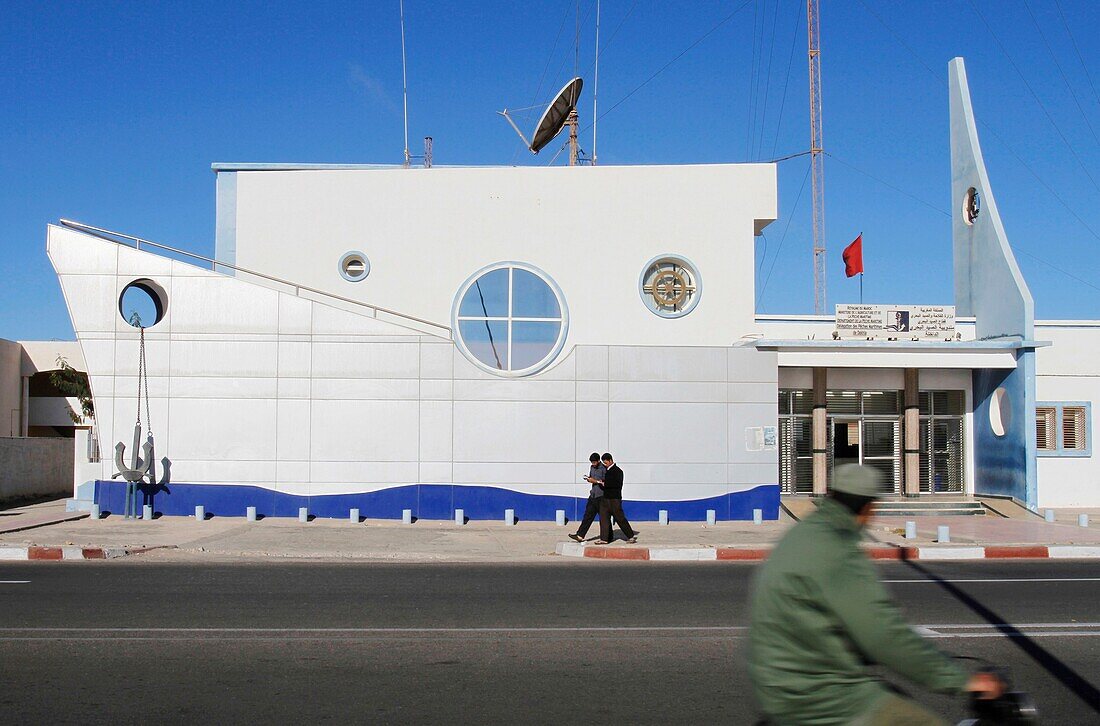 Marokko, Westsahara, Dakhla, Verwaltungsgebäude in Form eines Bootes