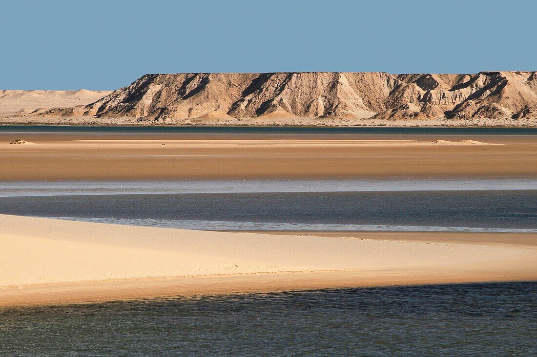 Marokko, Westsahara, Dakhla, Standort der weißen Düne zwischen Lagune und Bergen