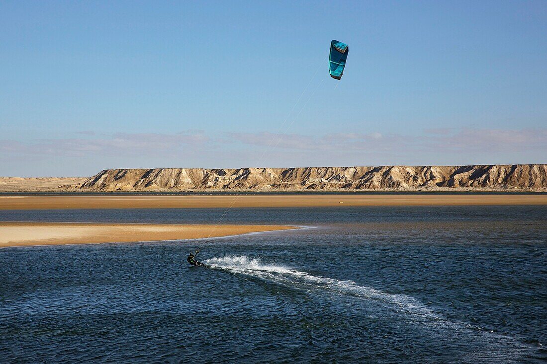 Marokko, Westsahara, Dakhla, Kitesurfer auf der Lagune, zwischen der Weißen Düne und den Wüstenbergen