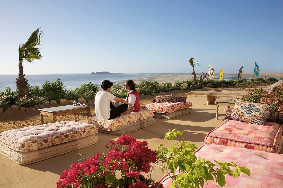 Marokko, Westsahara, Dakhla, marokkanisches Paar auf der Terrasse des Hotels PK25 vor dem Hintergrund einer Lagune