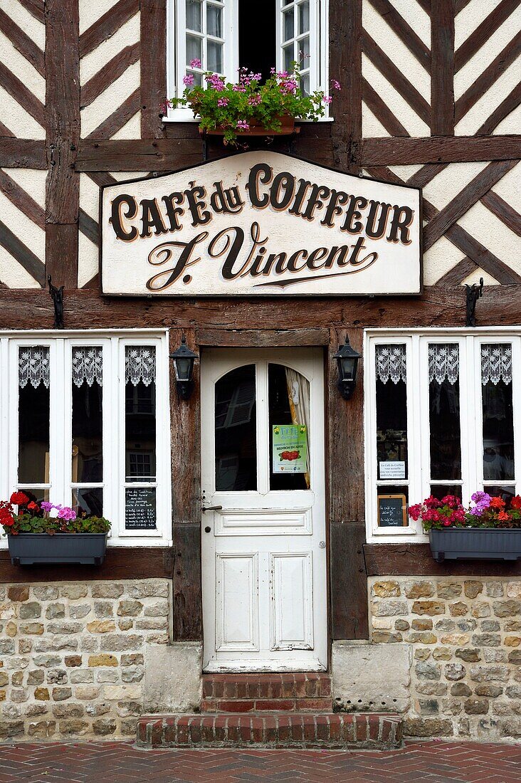 Frankreich, Calvados, Pays d'Auge, Beuvron en Auge, Beschriftung Les Plus Beaux Villages de France (Die schönsten Dörfer Frankreichs), Cafe du Coiffeur