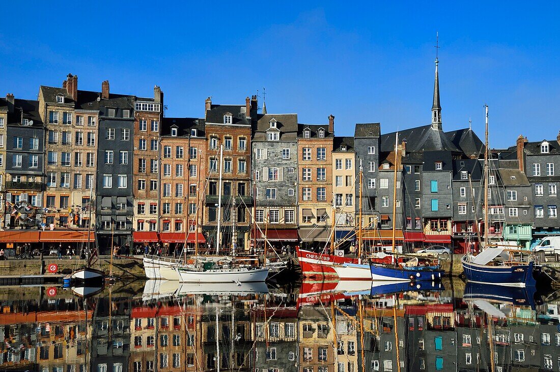 Frankreich, Calvados, Pays d'Auge, Honfleur, das Vieux-Bassin (altes Hafenbecken), der Kai von Sainte Catherine