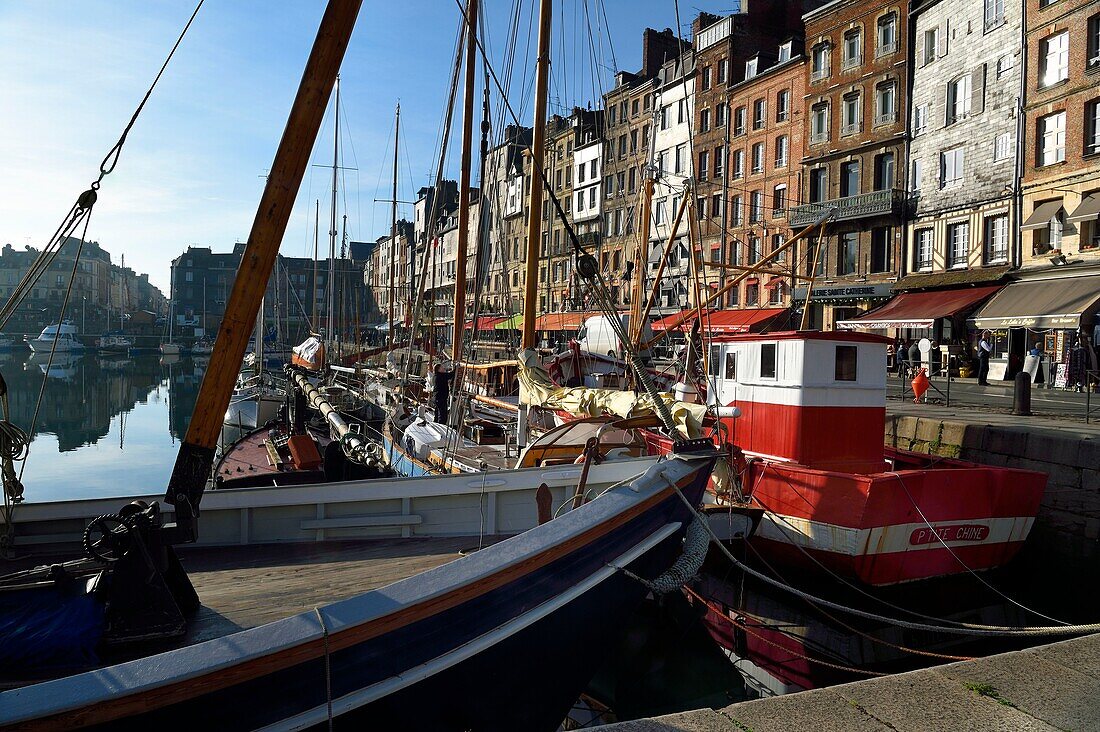 Frankreich, Calvados, Pays d'Auge, Honfleur, das Vieux-Bassin (altes Hafenbecken), der Kai von Sainte Catherine