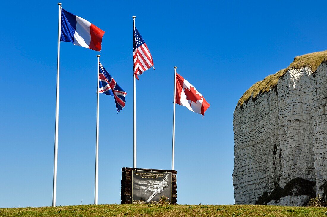 Frankreich, Seine-Maritime, Cote d'Albatre (Alabasterküste), Pays de Caux, Veulettes sur Mer, Gedenkstele des während des Zweiten Weltkriegs abgeschossenen Bombers B17