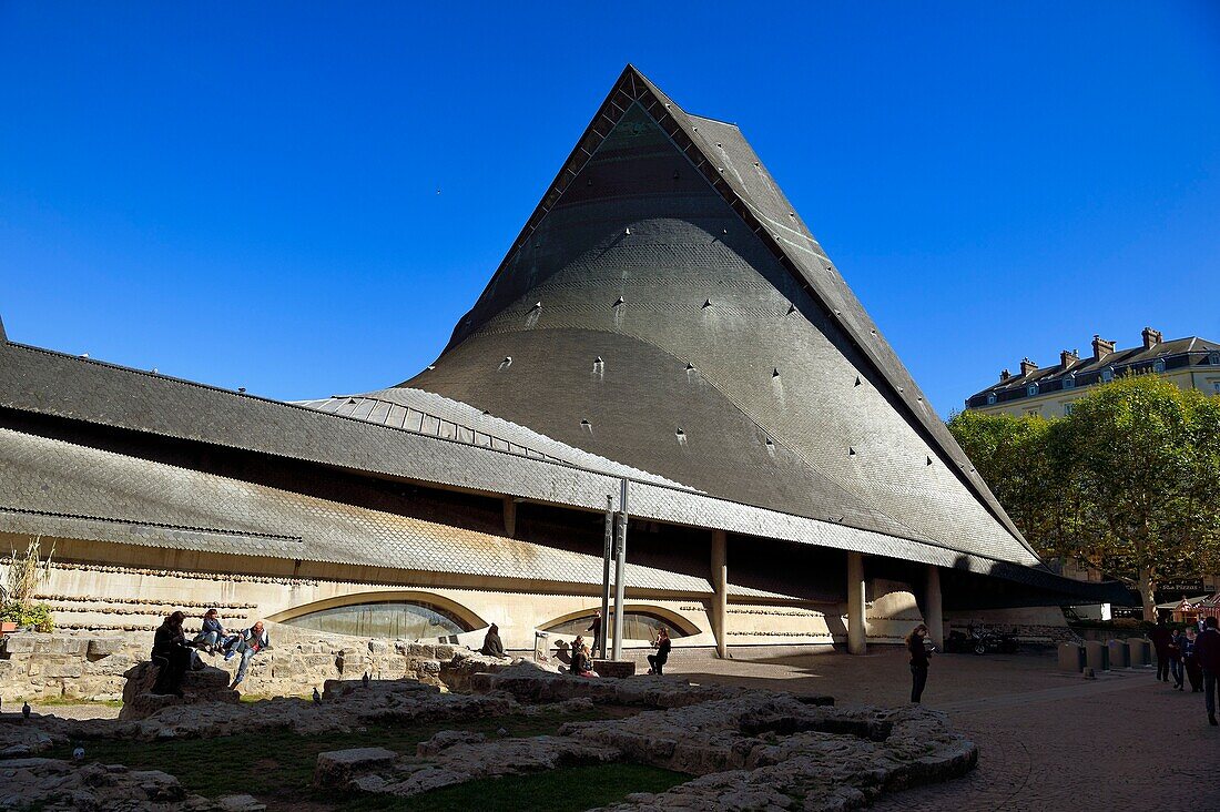 Frankreich, Seine Maritime, Rouen, place du Vieux Marché, Ort des Scheiterhaufens der Jeanne d'Arc, die moderne Kirche der Heiligen Jeanne d'Arc, die Form des Gebäudes stellt ein umgedrehtes Wikingerboot und eine Fischform dar