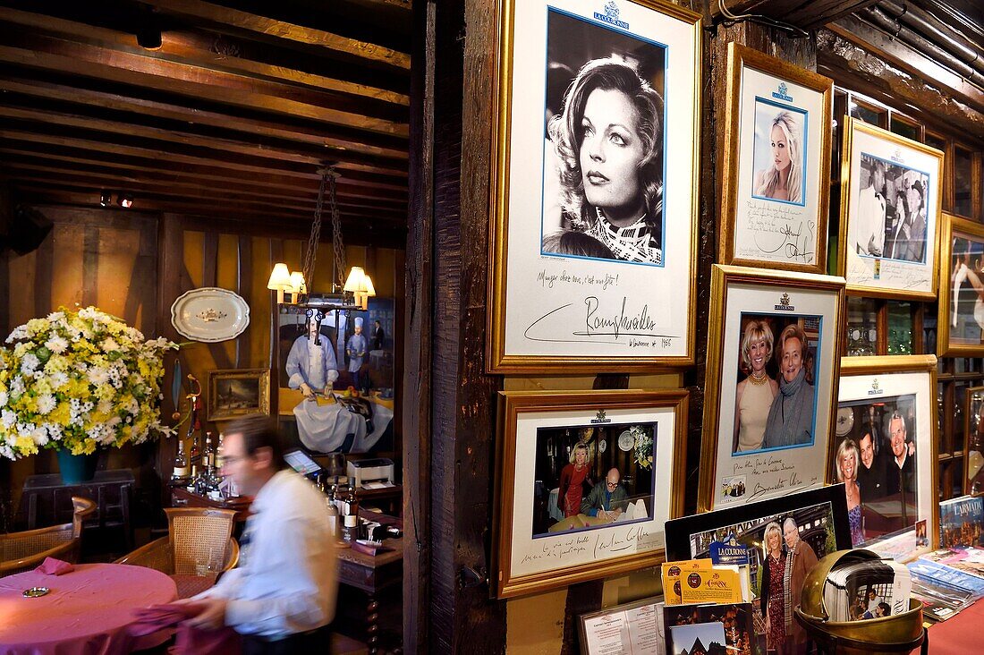 Frankreich, Seine Maritime, Rouen, place du Vieux Marché, das Restaurant La Couronne in einem Fachwerkhaus von 1345 gilt als das älteste Gasthaus Frankreichs, an den Wänden hängen Porträts berühmter Gäste