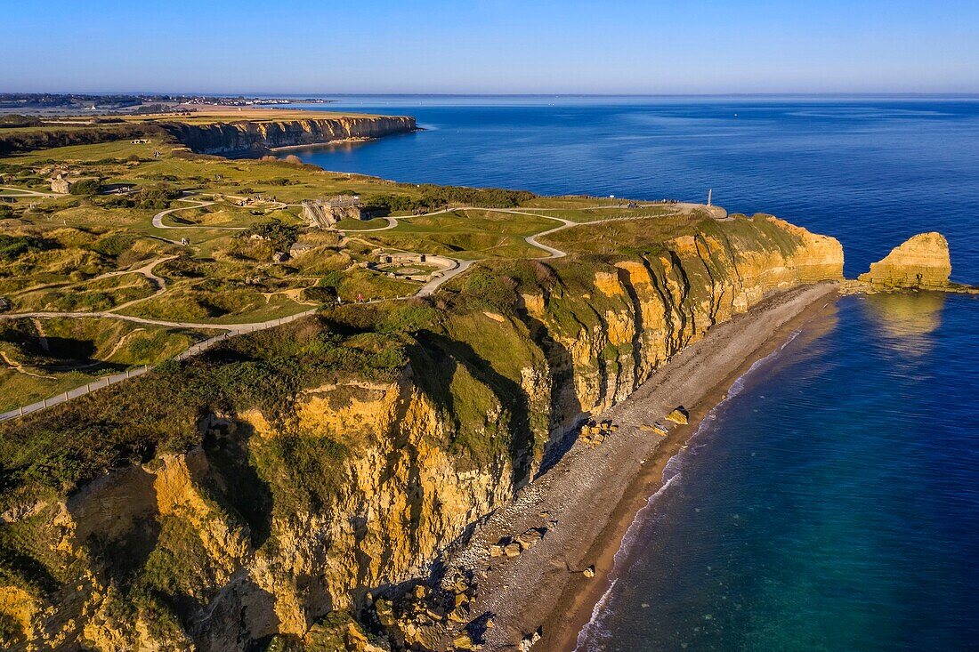 Frankreich, Calvados, Cricqueville en Bessin, Pointe du Hoc, Ruinen der deutschen Befestigungen und Bombenlöcher der Landung in der Normandie vom 6. Juni 1944 während des Zweiten Weltkriegs (Luftaufnahme)