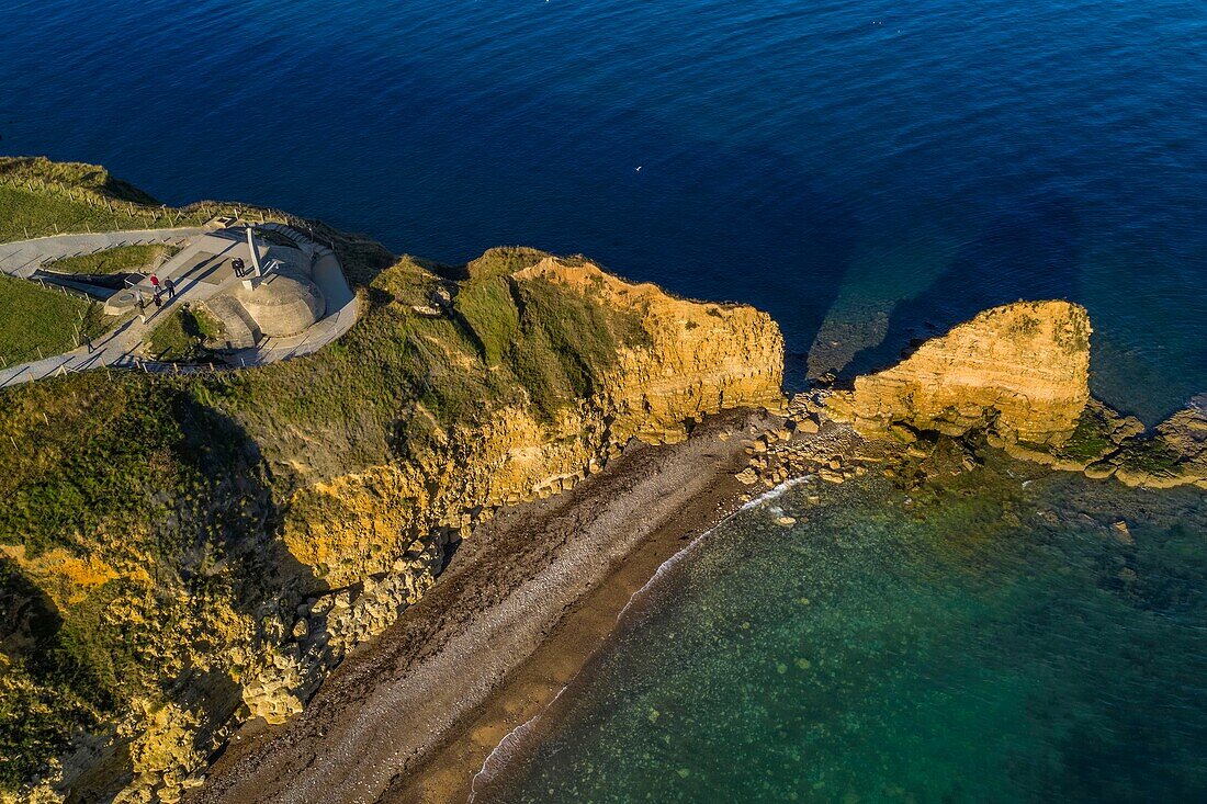 Frankreich, Calvados, Cricqueville en Bessin, Pointe du Hoc, deutsche Befestigungsanlagen des Atlantikwalls, ehemalige deutsche Batterie-Beobachtungs- und Schießstation, Denkmal zu Ehren der Opfer der amerikanischen Truppen und einer der Gedenkorte der Landung (Luftaufnahme)