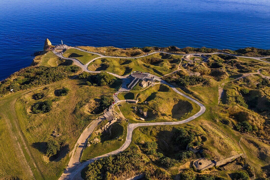 Frankreich, Calvados, Cricqueville en Bessin, Pointe du Hoc, Ruinen der deutschen Befestigungen und Bombenlöcher der Landung in der Normandie vom 6. Juni 1944 während des Zweiten Weltkriegs (Luftaufnahme)