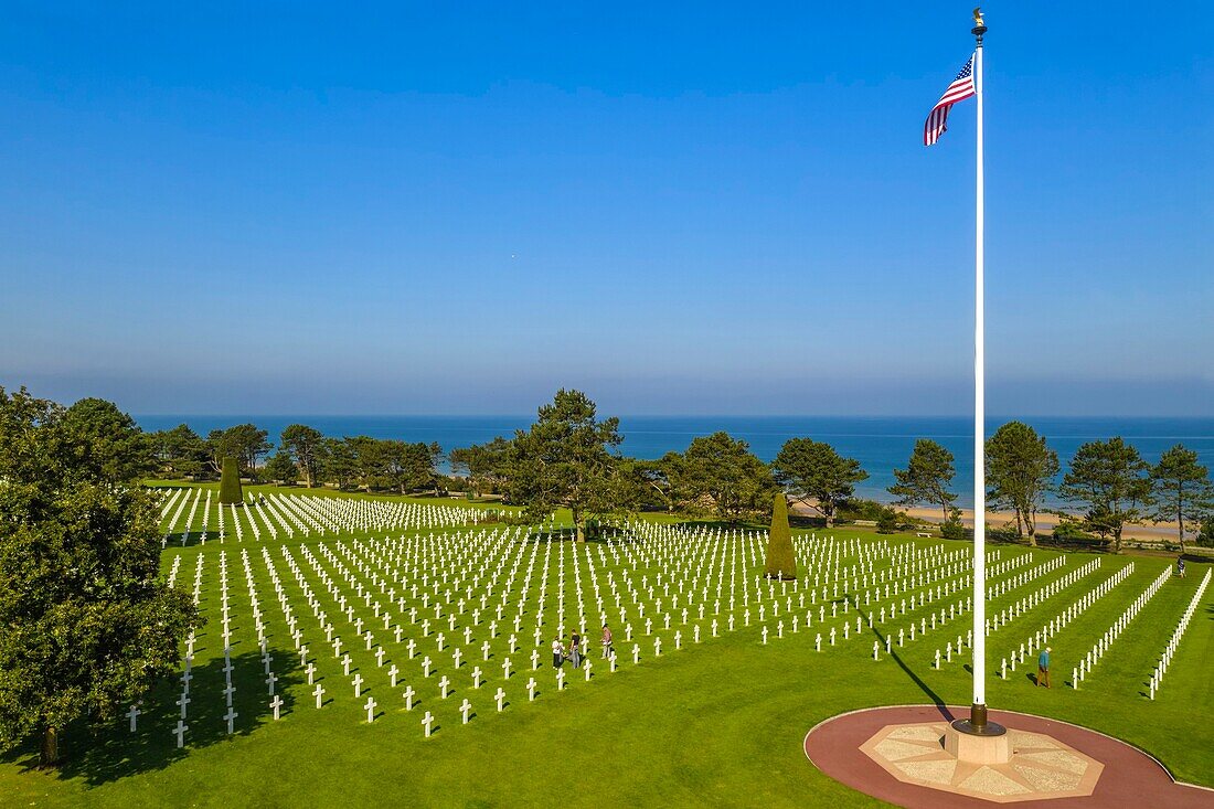 Frankreich, Calvados, Colleville sur Mer, der Strand der Landung in der Normandie, amerikanischer Friedhof und Gedenkstätte in der Normandie, Omaha Beach im Hintergrund