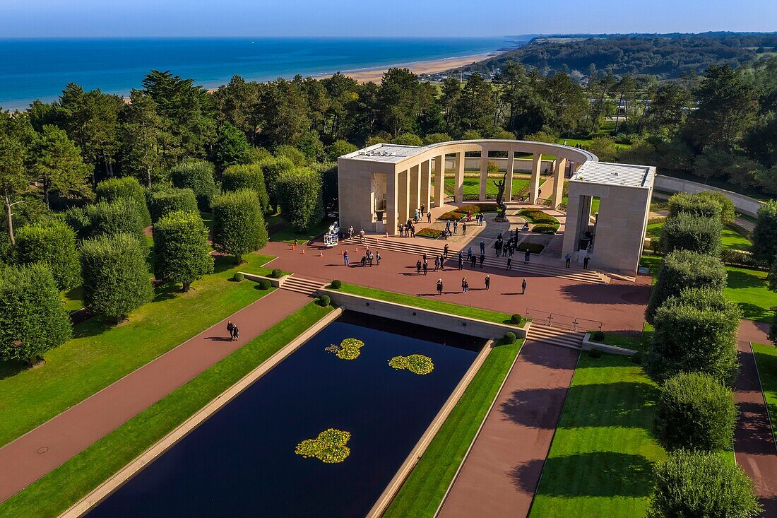 Frankreich, Calvados, Colleville sur Mer, der Strand der Landung in der Normandie, amerikanischer Friedhof und Gedenkstätte in der Normandie, Omaha Beach im Hintergrund