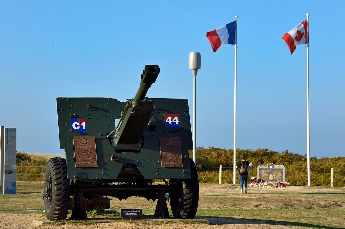 Frankreich, Calvados, Courseulles sur Mer, Juno Beach Centre, Museum, das der Rolle Kanadas im Zweiten Weltkrieg gewidmet ist, Kanone des Typs QF 25-Pfünder