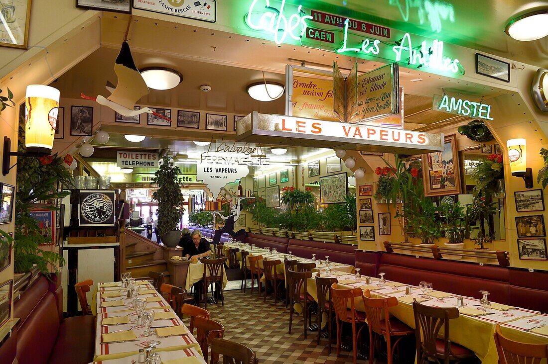 Frankreich, Calvados, Pays d'Auge, Trouville sur Mer, Restaurant Les Vapeurs, die Moule Frites (Muscheln und Pommes frites) sind die Spezialität des Hauses