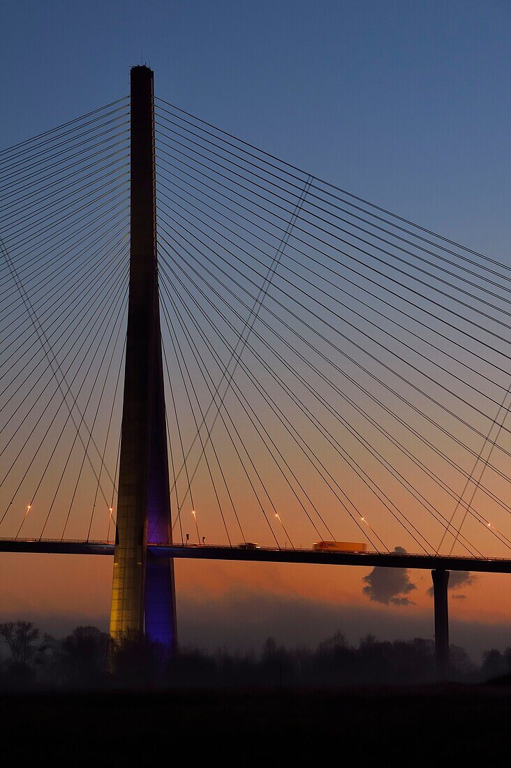 Frankreich, zwischen Calvados und Seine Maritime, die Pont de Normandie (Normandie-Brücke) in der Morgendämmerung, sie überspannt die Seine und verbindet die Städte Honfleur und Le Havre