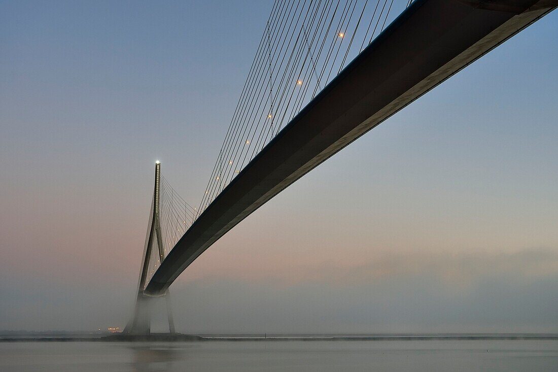 Frankreich, zwischen Calvados und Seine Maritime, die Pont de Normandie (Normandie-Brücke) im Morgengrauen, die Fahrbahn besteht aus Spannbeton, mit Ausnahme des mittleren Teils, der aus Metall besteht