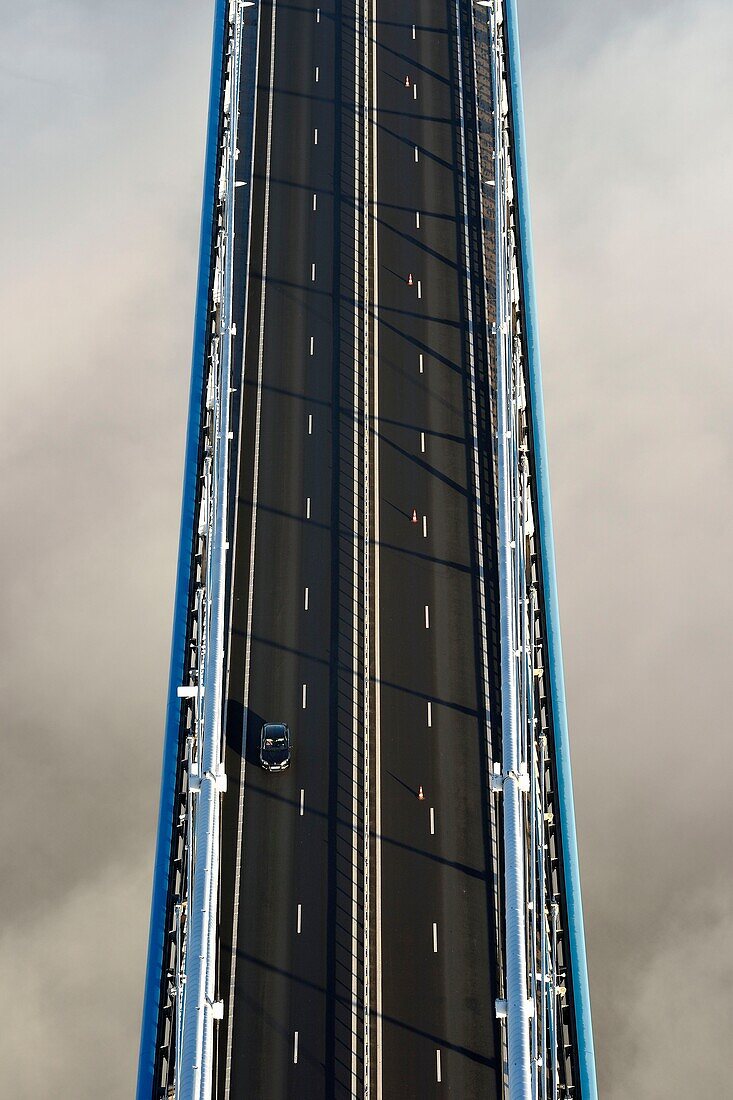 Frankreich, zwischen Calvados und Seine Maritime, die Pont de Normandie (Normandie-Brücke), die aus dem Morgennebel des Herbstes auftaucht und die Seine überspannt, Blick von der Spitze des südlichen Pylons