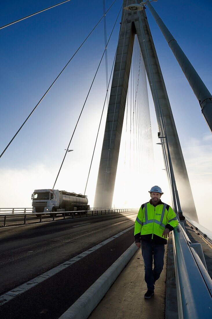 Frankreich, zwischen Calvados und Seine Maritime, die Pont de Normandie (Normandie-Brücke) überspannt die Seine, Julien Bérard von den technischen Diensten der CCI Seine Estuaire