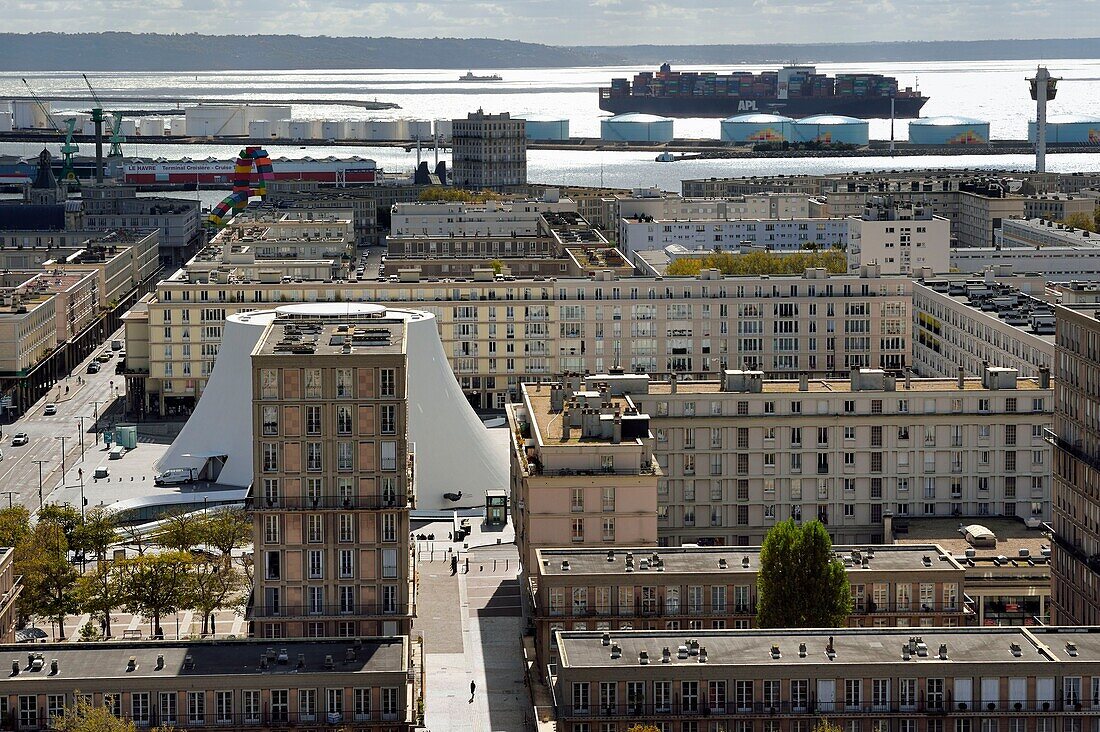 Frankreich, Seine Maritime, Le Havre, von Auguste Perret wiederaufgebaute Innenstadt, die von der UNESCO zum Weltkulturerbe erklärt wurde, Perret-Gebäude rund um das von Oscar Niemeyer geschaffene Kulturzentrum namens Vulkan, im Hintergrund verlässt ein Containerschiff den Handelshafen