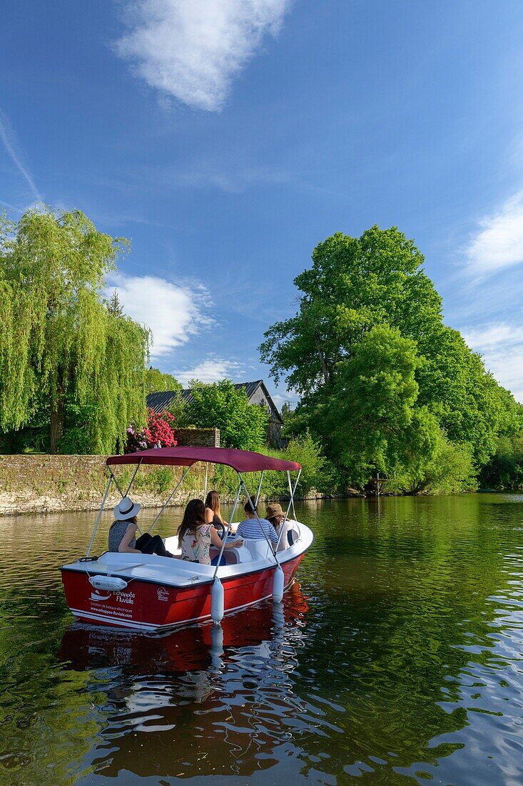 Frankreich, Morbihan, La Gacilly, elektrische Bootsfahrt auf dem Fluss Aff