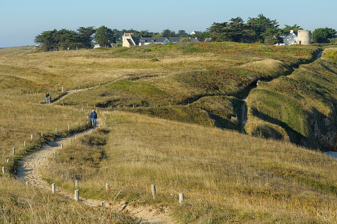 Frankreich, Morbihan, Houat, Nordküste, Wanderweg in der Nähe des Brunnens am Strand