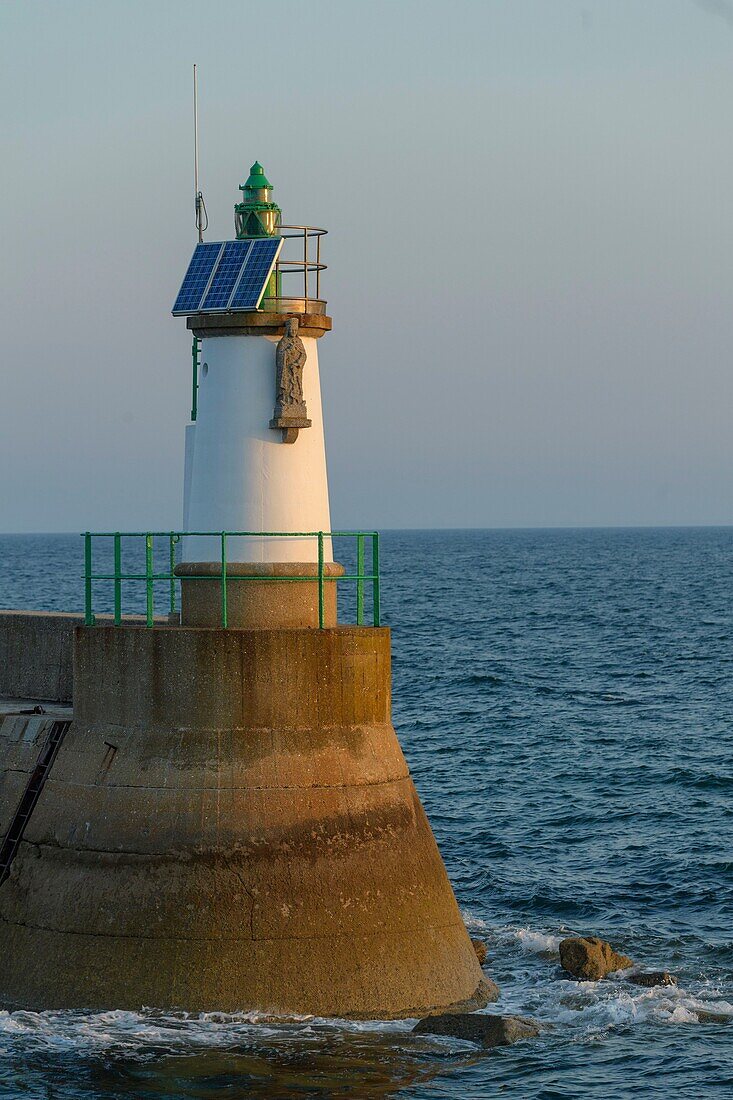 Frankreich, Morbihan, Houat, Statue des Heiligen Gildas Steinwache über der Hafeneinfahrt