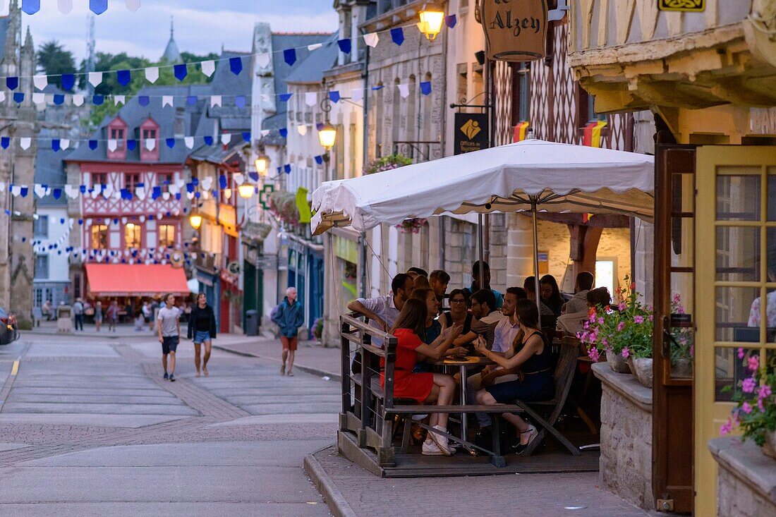 Frankreich, Morbihan, Josselin, Terrassen der Rue Olivier de Clisson an einem Sommerabend