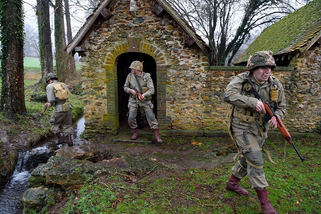 Frankreich, Eure, altes Waschhaus von Sainte Colombe prés Vernon, Allied Reconstitution Group (US World War 2 and french Maquis historical reconstruction Association), die Reenactors zeigen drei Frauen beim Wäschewaschen im Waschhaus in den 1940er Jahren