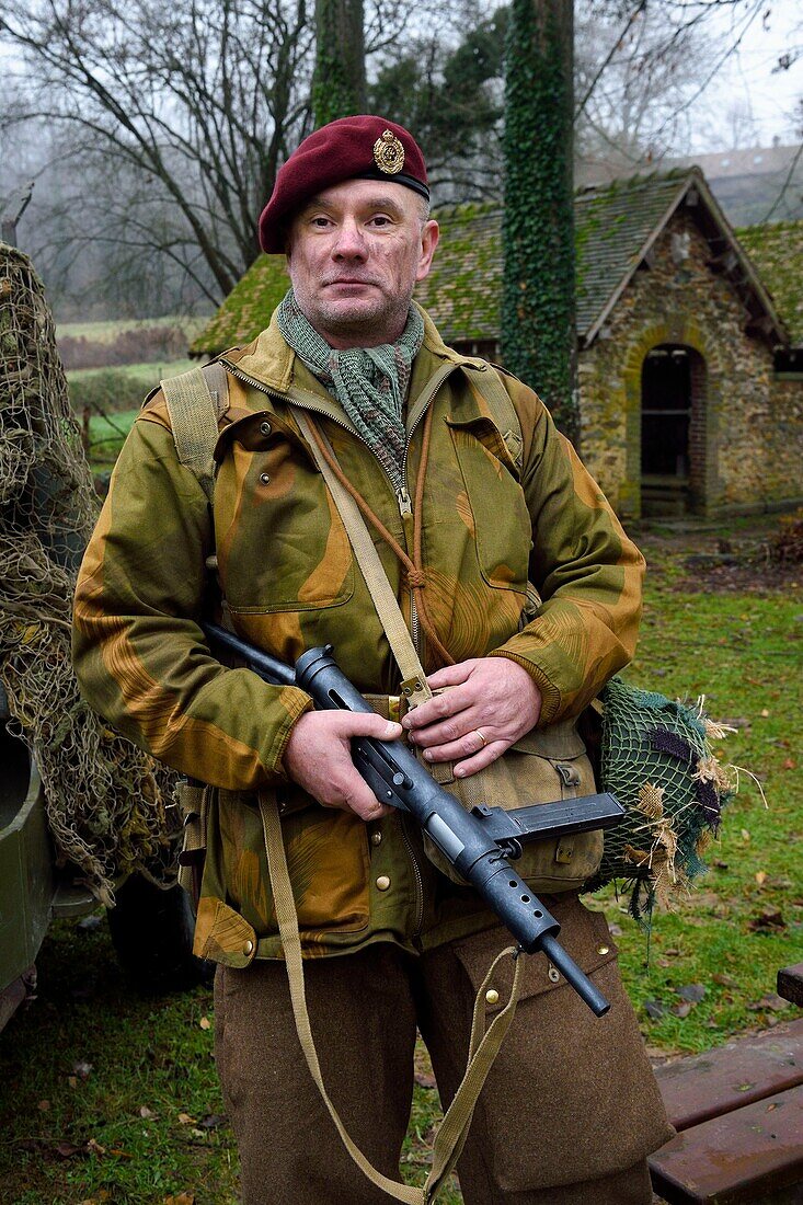 Frankreich, Eure, Sainte Colombe prés Vernon, Allied Reconstitution Group (US World War 2 and french Maquis historical reconstruction Association), Reenactor Olivier Sohm spielt einen freien französischen Soldaten, der in die britische Armee SAS integriert ist