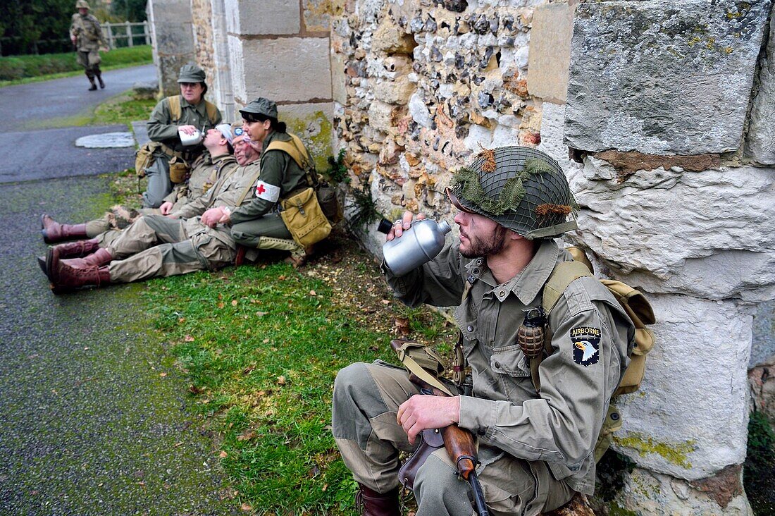 Frankreich, Eure, Chambray, Allied Reconstitution Group (US World War 2 and french Maquis historical reconstruction Association), Reenactors in Uniform der 101st US Airborne Division rasten vor der Kirche