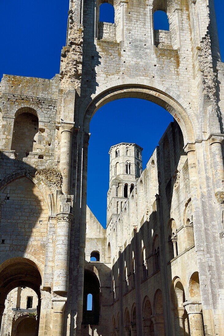 Frankreich, Seine-Maritime, Frankreich, Seine-Maritime, Pays de Caux, Regionaler Naturpark der normannischen Seine-Mäander, Jumieges, die im 7. Jahrhundert gegründete Abtei Saint Pierre de Jumieges (Luftbild)