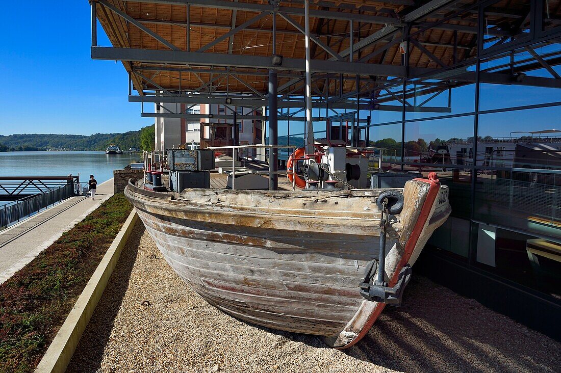 Frankreich, Seine-Maritime, Pays de Caux, Norman Seine River Meanders Regional Nature Park, Caudebec en Caux, MuseoSeine, Seine River Marine Museum, traditionelles Boot die gribane verwendet für die Schleuse