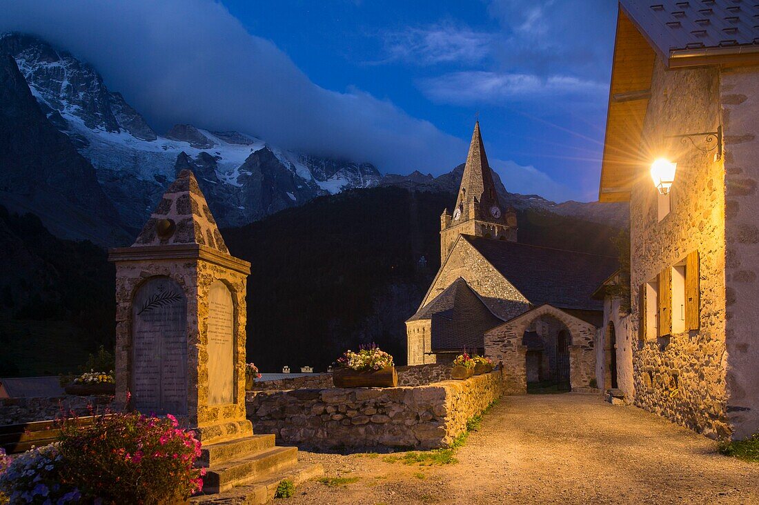 Frankreich, Hautes Alpes, Das massive Grab von Oisans, Abenddämmerung an der Kirche gegenüber der Meije