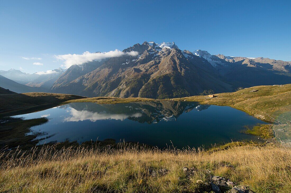 Frankreich, Hautes Alpes, Das massive Grab von Oisans, der Spiegel des Pontet-Sees bei Sonnenaufgang