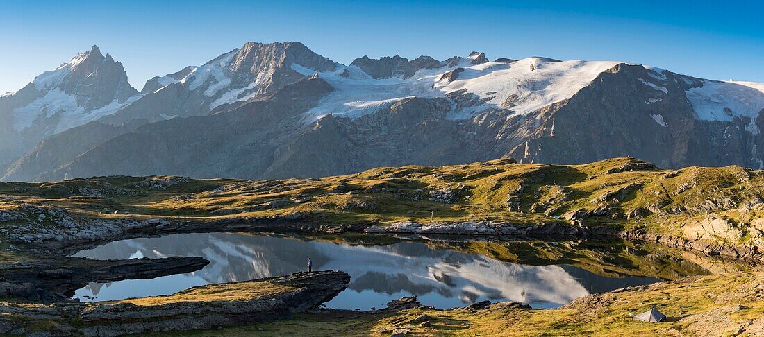 Frankreich, Hautes Alpes, der Grave, auf der Hochebene von Emparis Panoramablick auf den Schwarzen See mit Blick auf das Massiv der Meije bei Sonnenaufgang