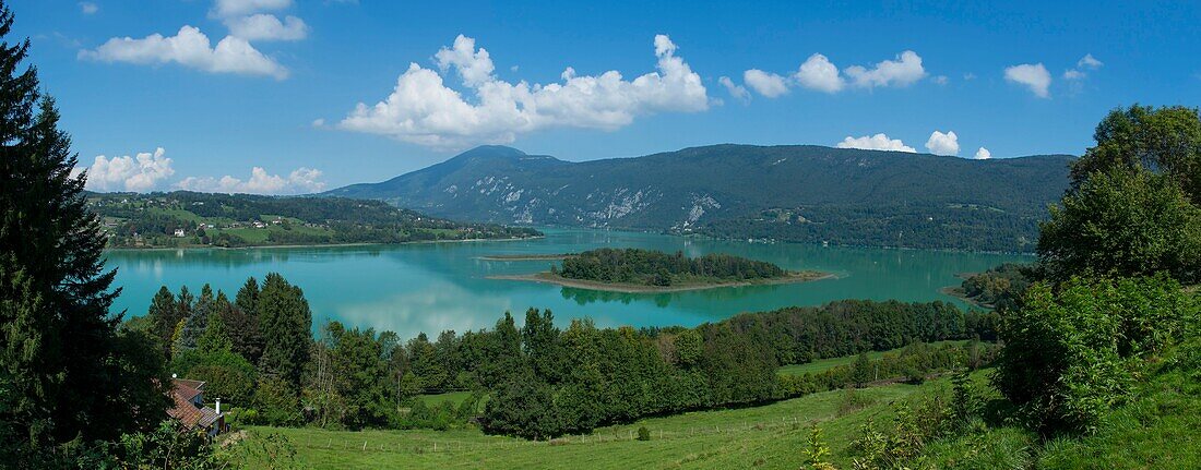 Frankreich, Savoyen, Aiguebelette-See, Panoramablick auf den See mit der großen Insel und dem Berg von Epine