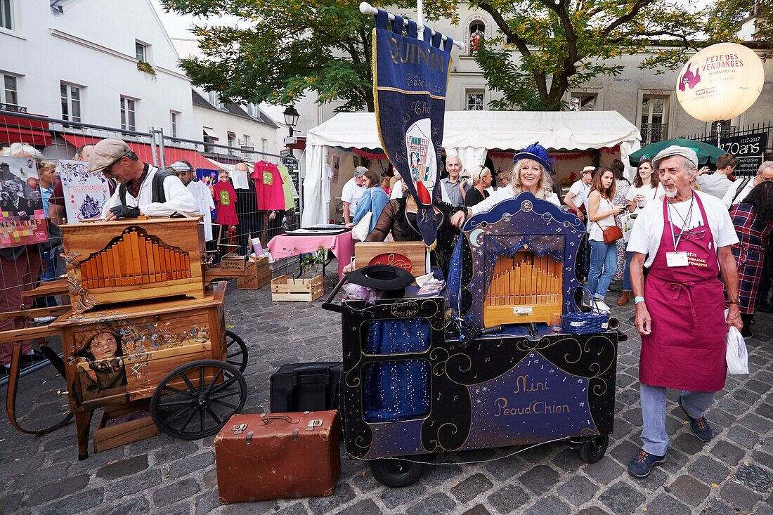 France, Paris, Montmartre, Street singers during the Fetes des vendanges (Grape harvest Festival)