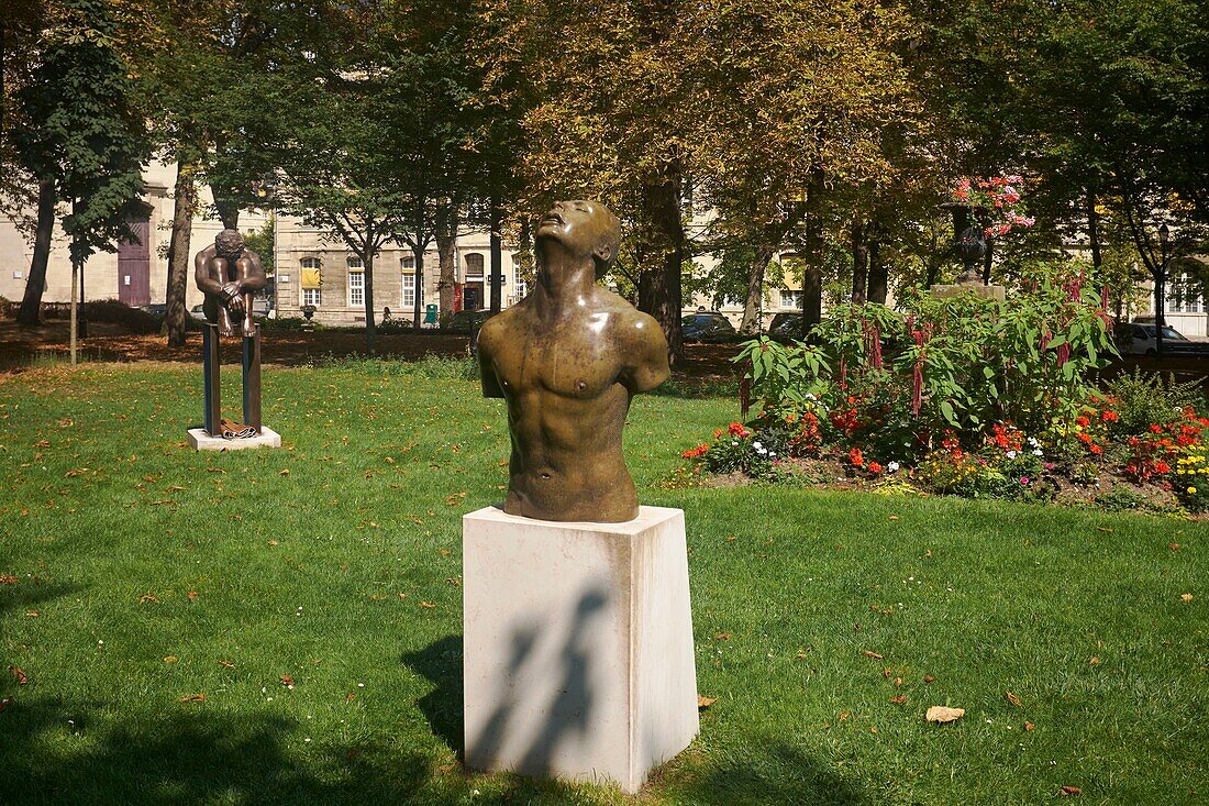 Frankreich, Paris, Krankenhaus Pitie Salpetriere, Skulpturen von Roger Vene im Garten