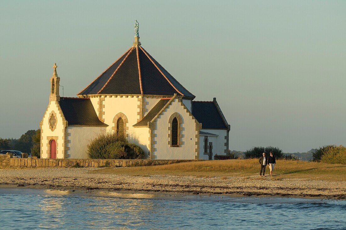 Frankreich, Morbihan, Sarzeau, Notre Dame der Küstenkapelle auf der Halbinsel Rhuys bei Sonnenuntergang