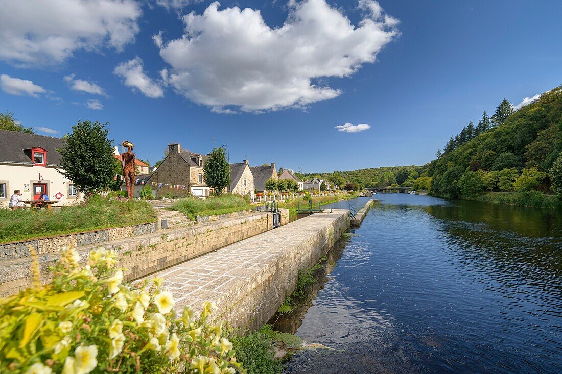 France, Morbihan, Pluméliau-Bieuzy, the canal from Nantes to Brest from the lock of the village of Saint-Nicolas-des-eaux