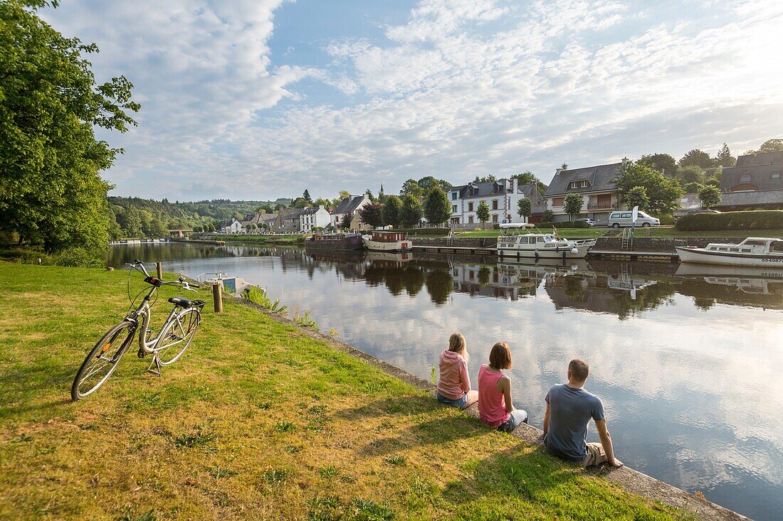 France, Morbihan, Pluméliau-Bieuzy, the village and port of Saint-Nicolas-des-eaux