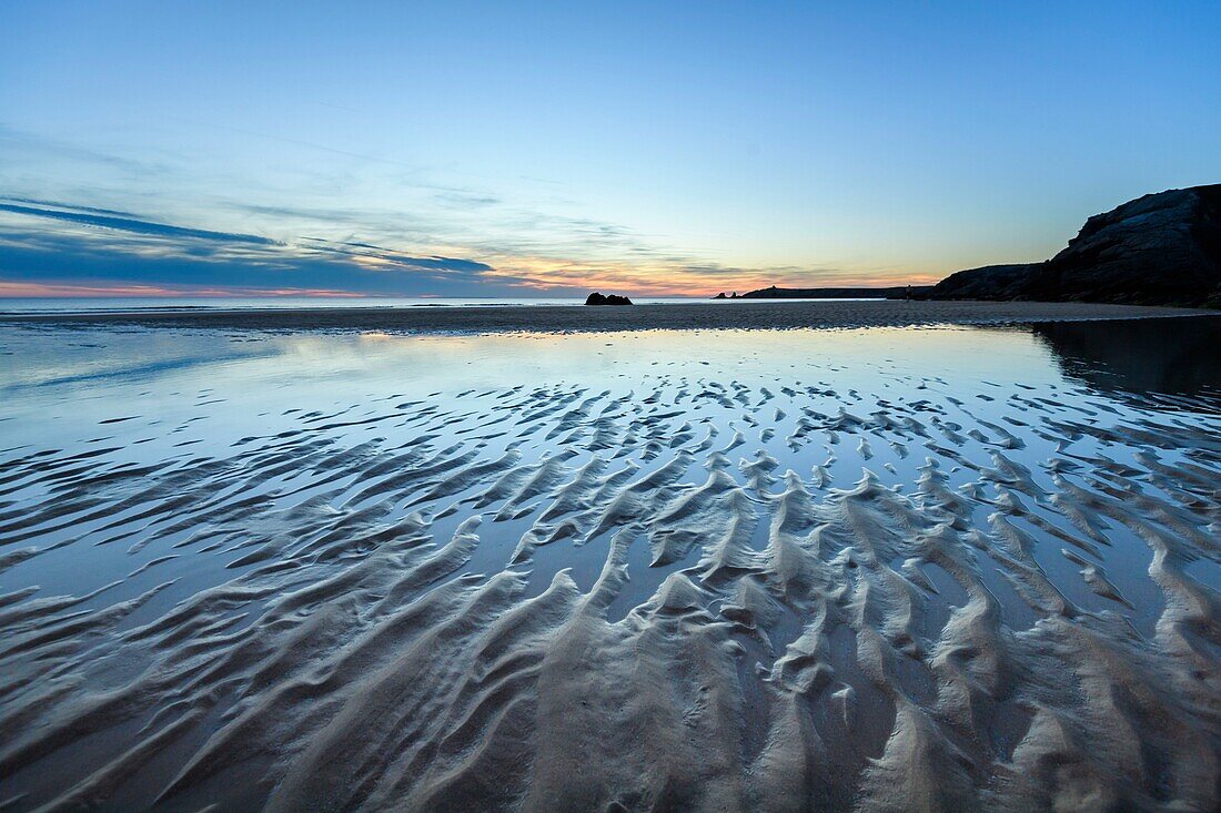 France, Morbihan, Saint-Pierre-Quiberon, the beach of Port Bara at dusk