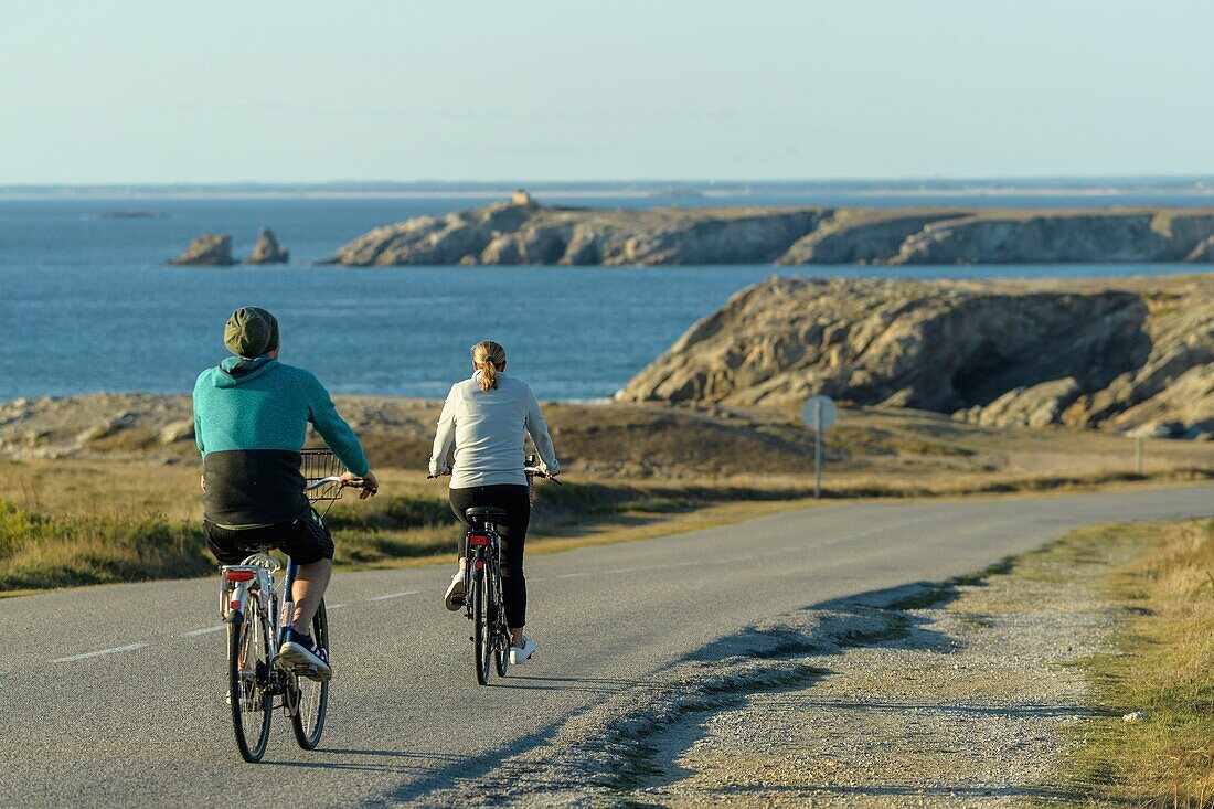 Frankreich, Morbihan, Quiberon, Radfahrer entlang der Cote Sauvage der Halbinsel Quiberon