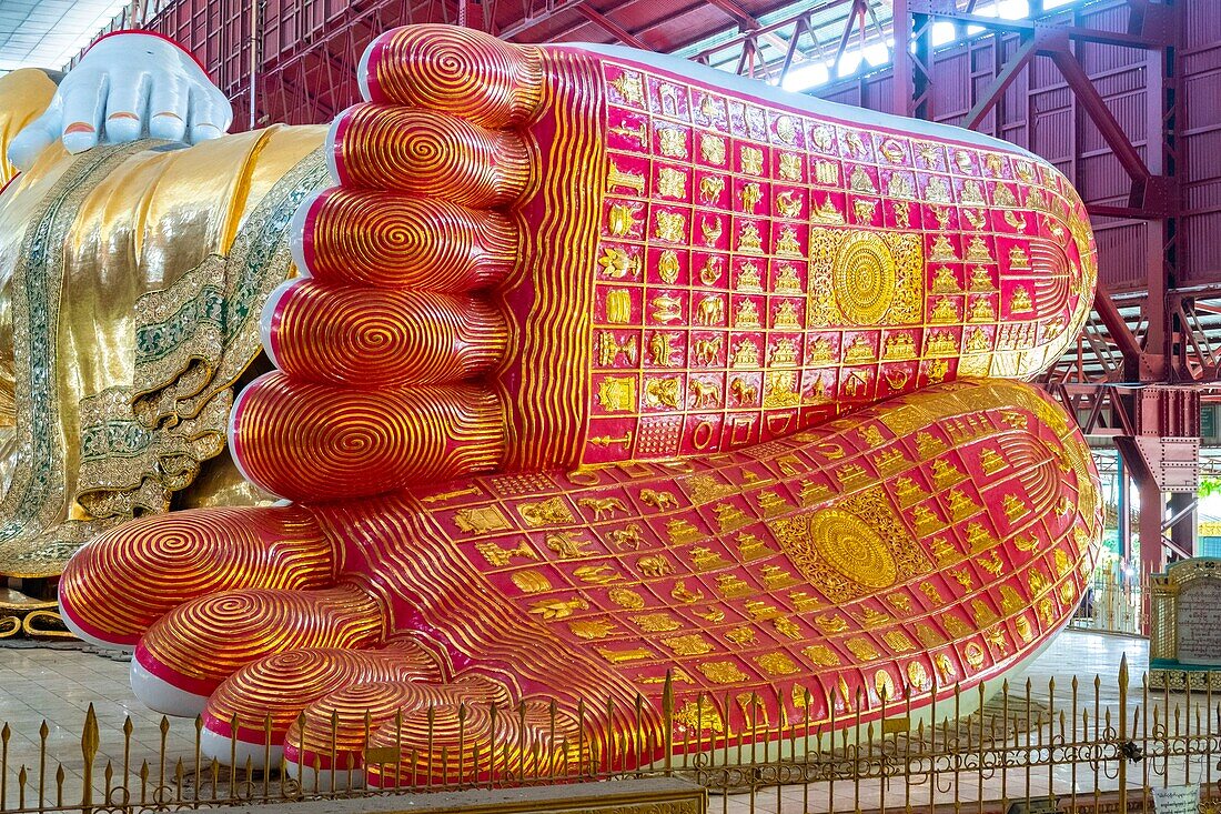 Myanmar (Burma), Yangon, Shwe Gon Daing district, Paya Chaukhtatgyi, reclining cemented gold Buddha with 70m long glass mosaics