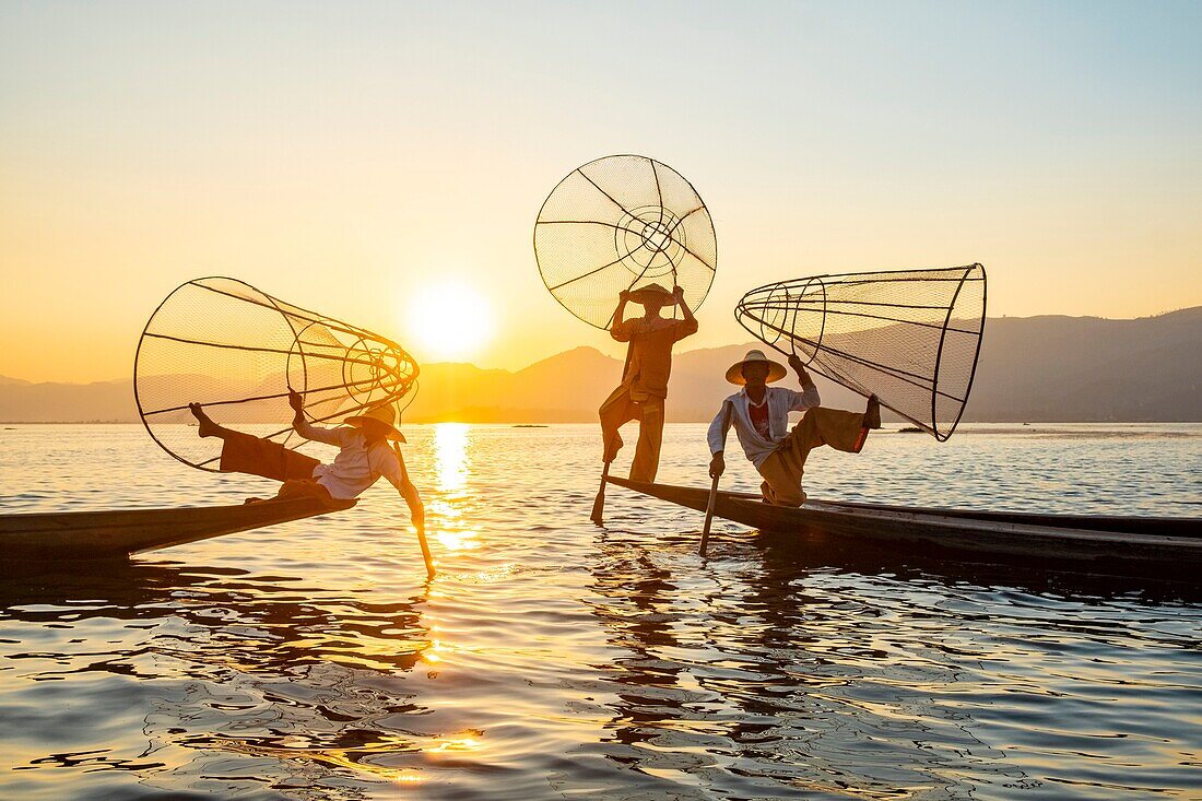 Myanmar (Burma), Shan-Staat, Inle-See, Intha-Fischer mit ihrem konischen Netz