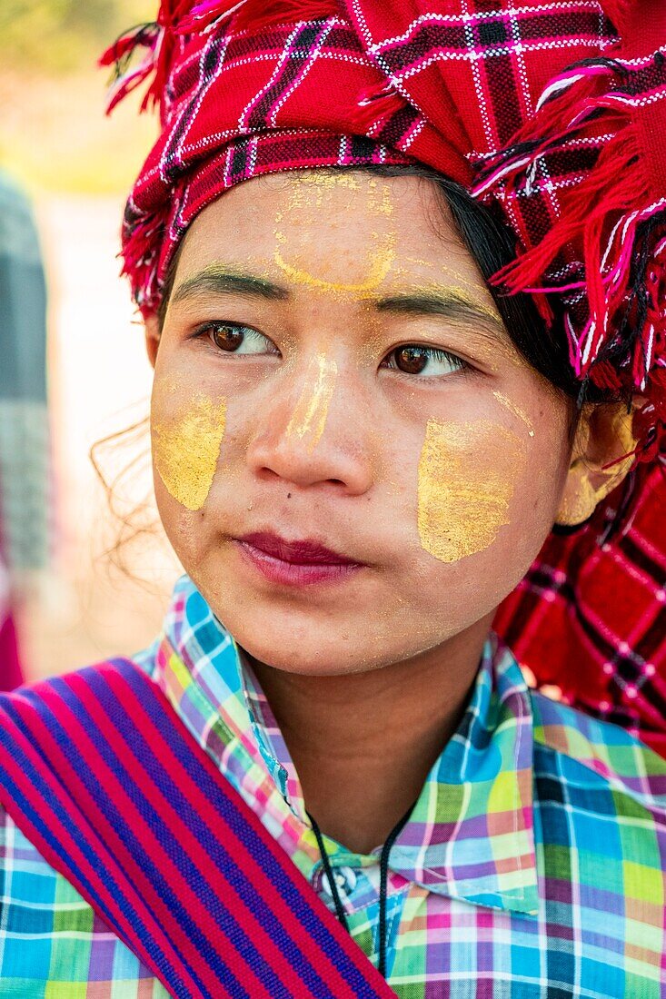 Myanmar (Burma), Shan State, Inle Lake, In Dein or Inthein, archaeological site of Nyaung Ohak, young craftswoman